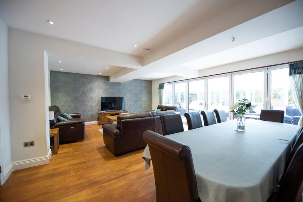 Luxury 6 Bedroom House With Parking - Northwood Northwood  Exterior foto